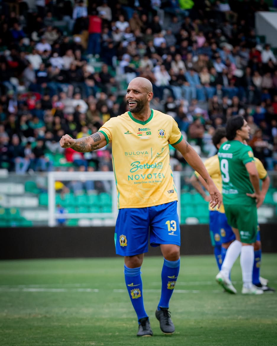Jogador da MWG comemorando diante da torcida