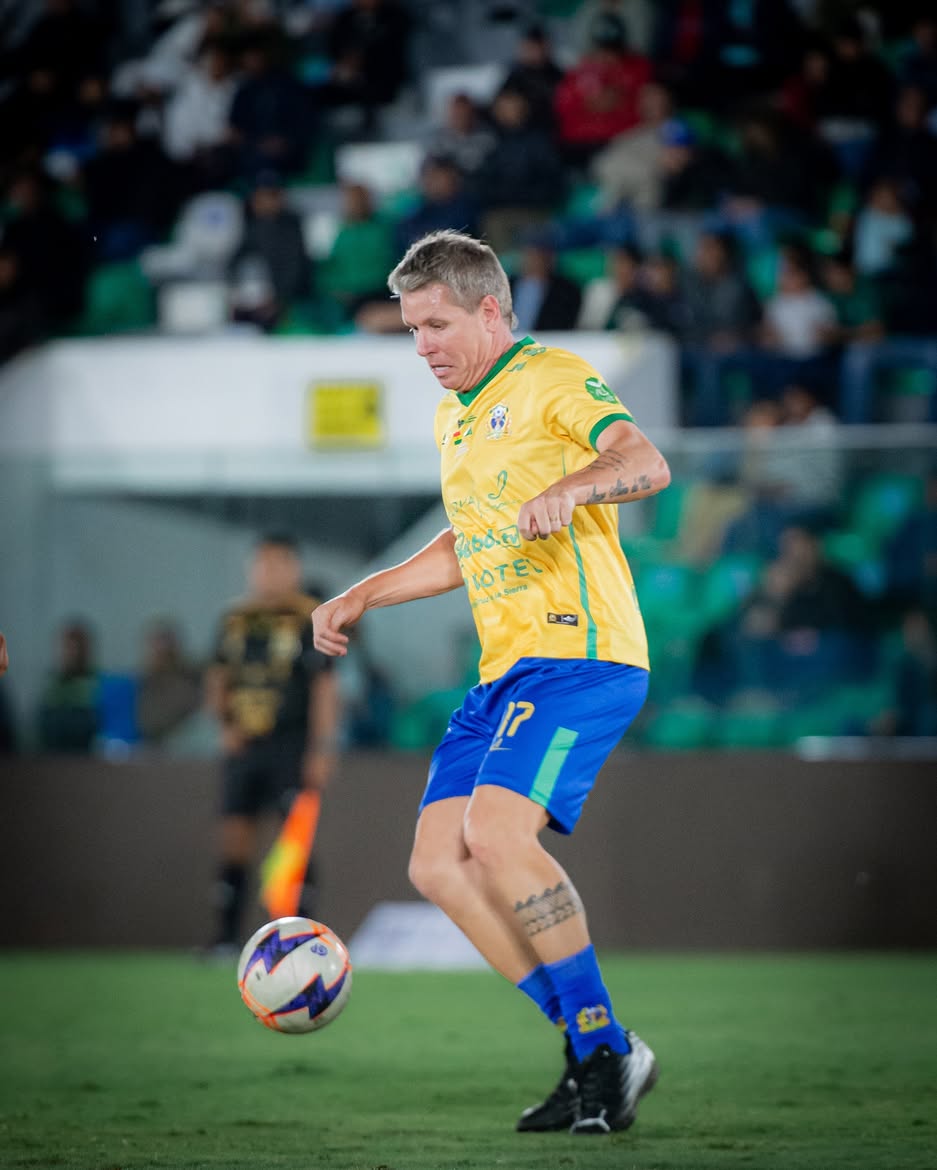 Jogador da MWG domina a bola no estádio Tahuichi