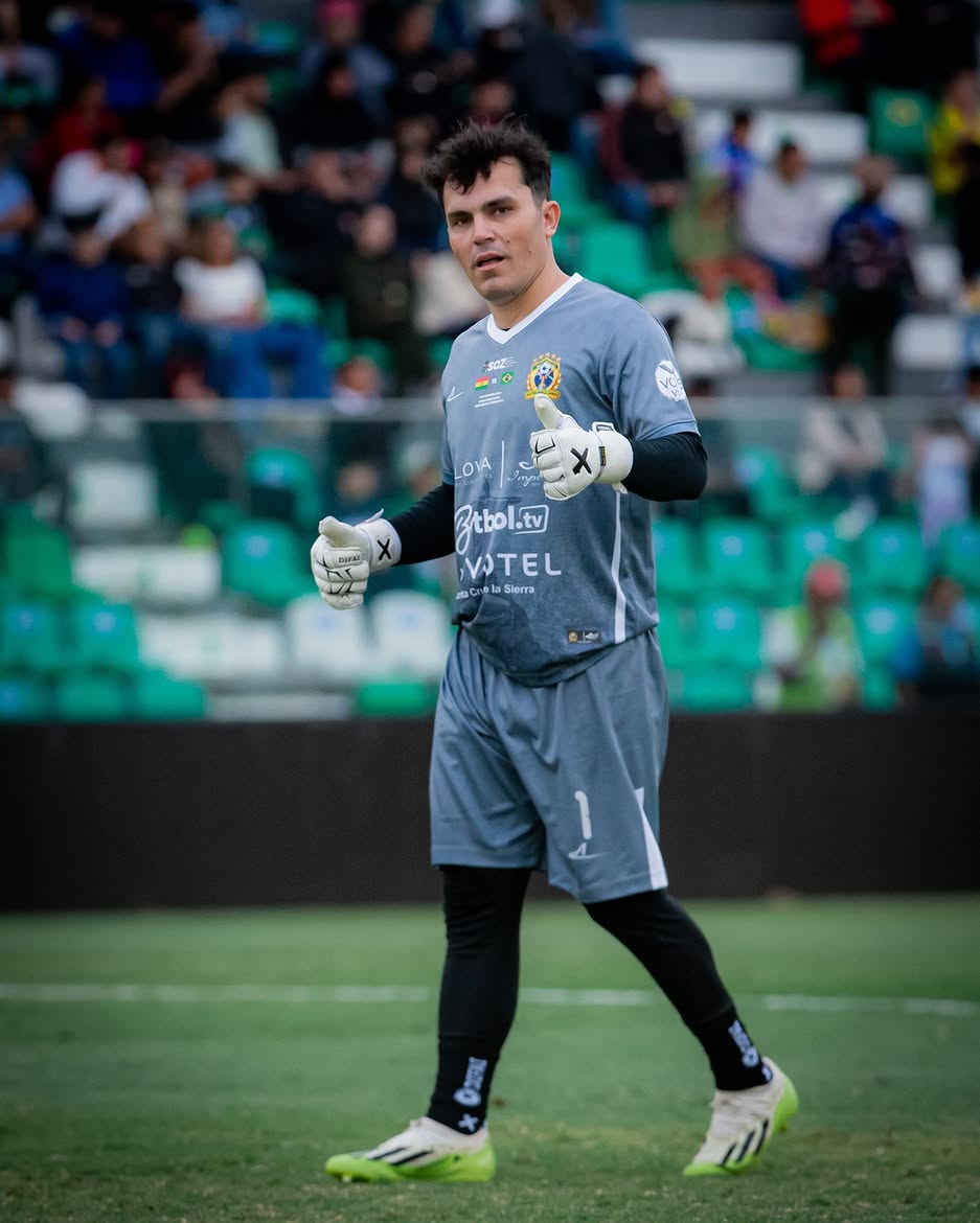 Goleiro da MWG em campo no estádio Tahuichi