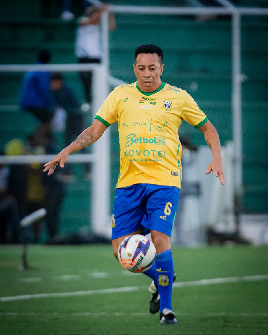 Jogador da MWG dominando a bola em lance da partida