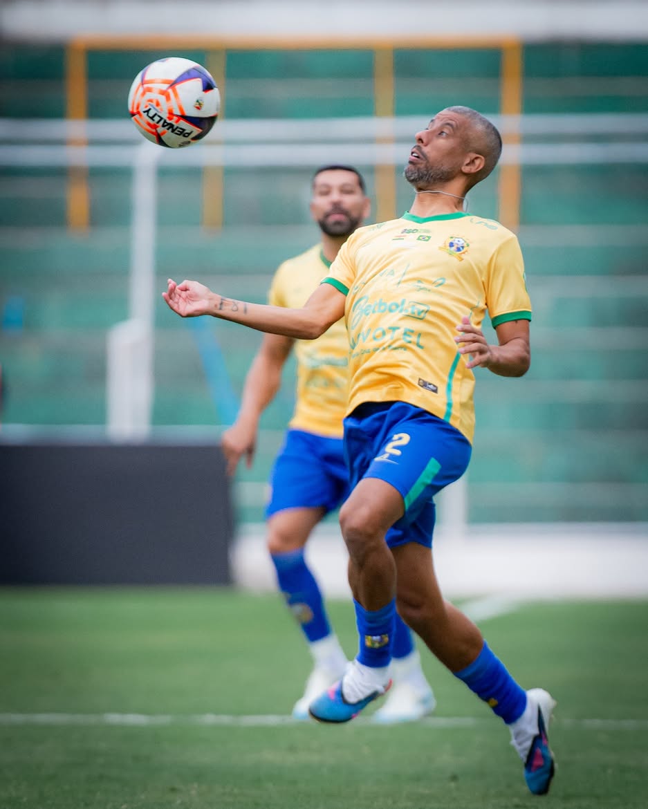 Jogador da MWG em lance de cabeça no estádio Tahuichi