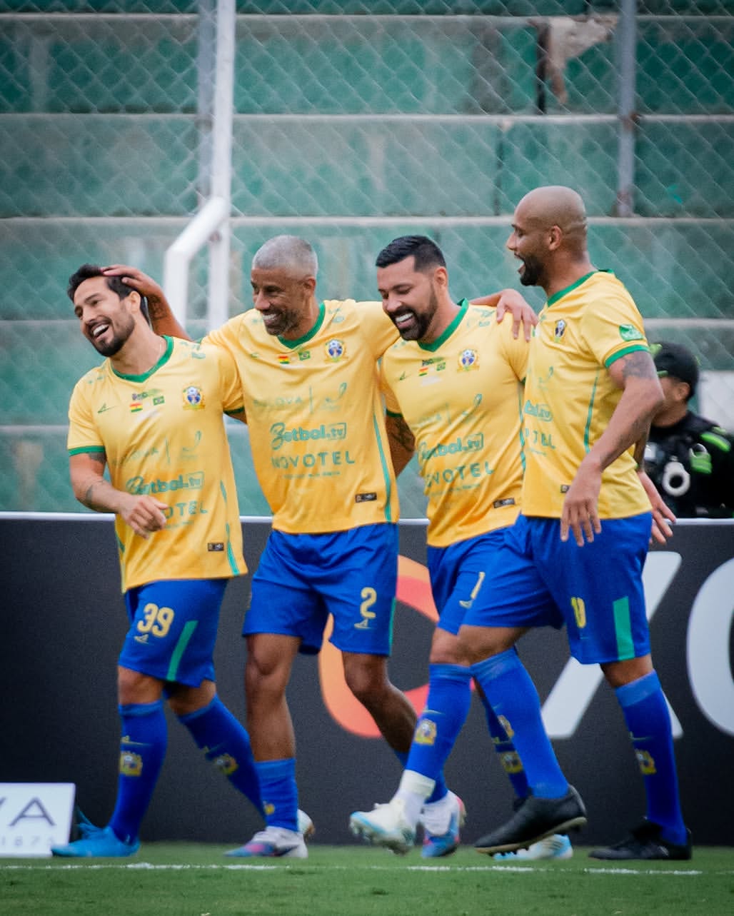 Jogadores da MWG comemorando juntos em campo