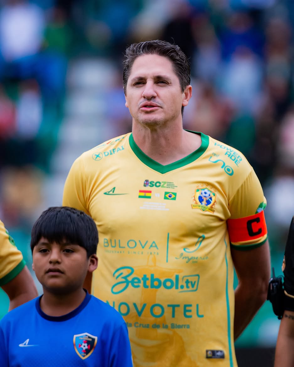 Capitão da MWG no hino antes do jogo