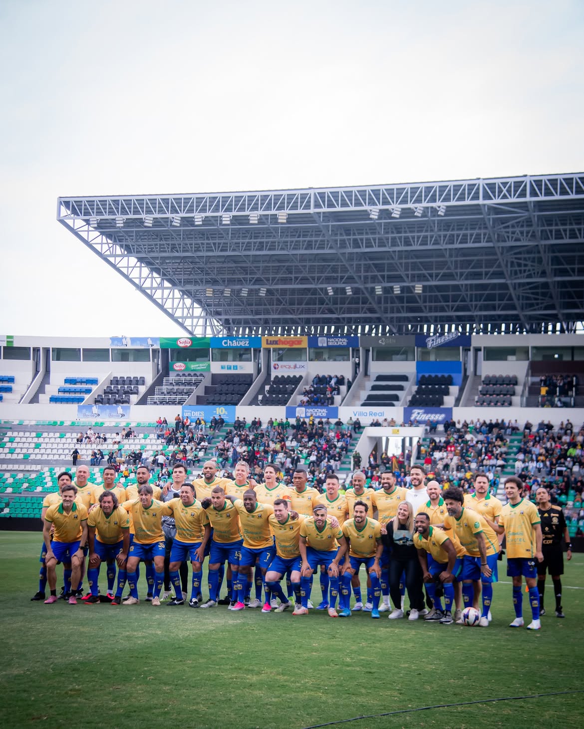 Foto oficial do time do Brasil no estádio Tahuichi