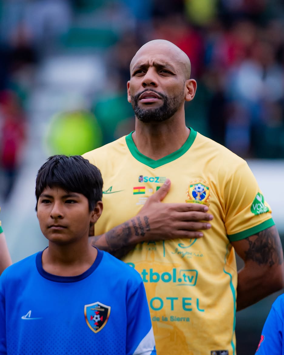 Jogador da MWG durante o hino no estádio Tahuichi