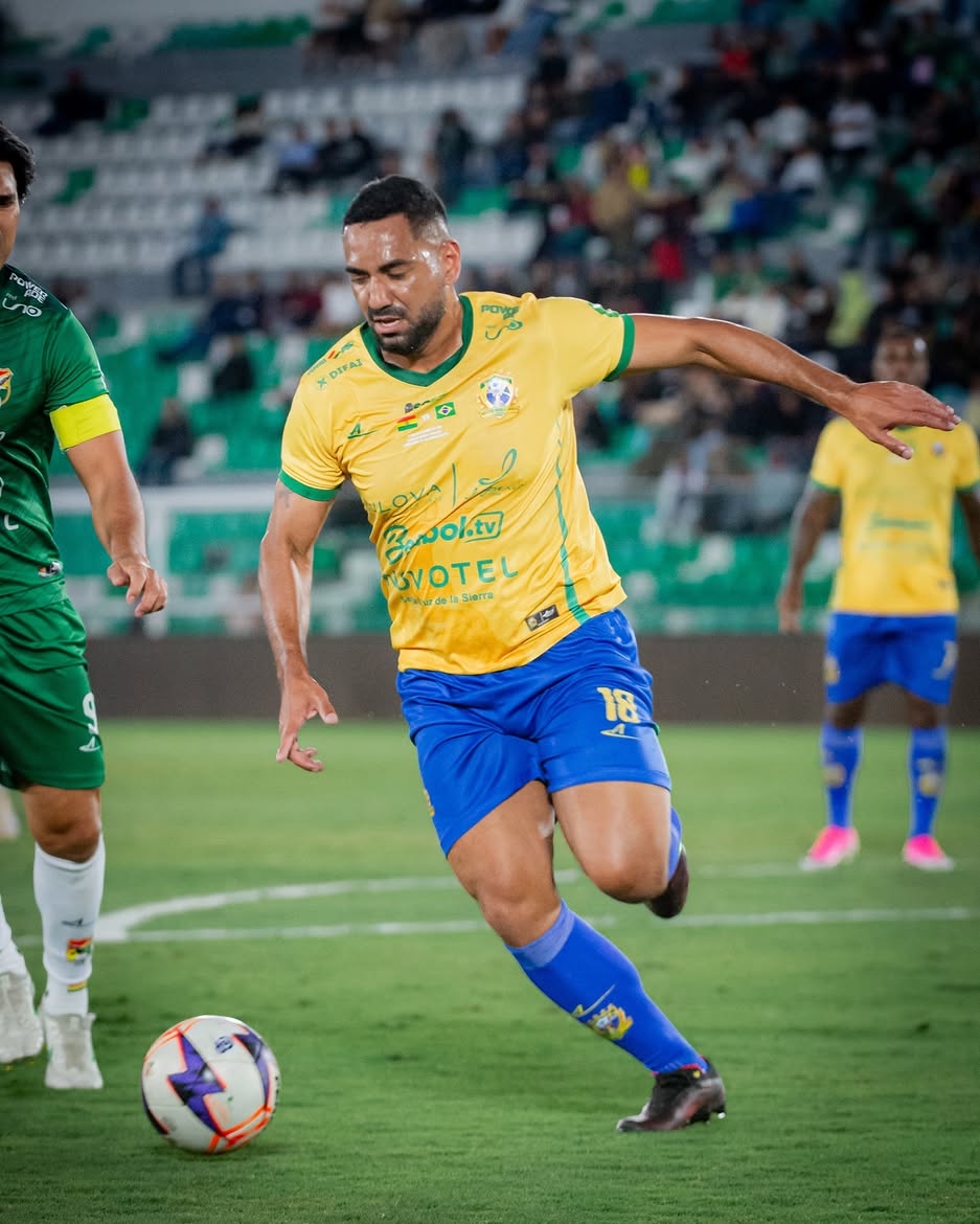 Jogador da MWG em corrida pelo campo no estádio Tahuichi