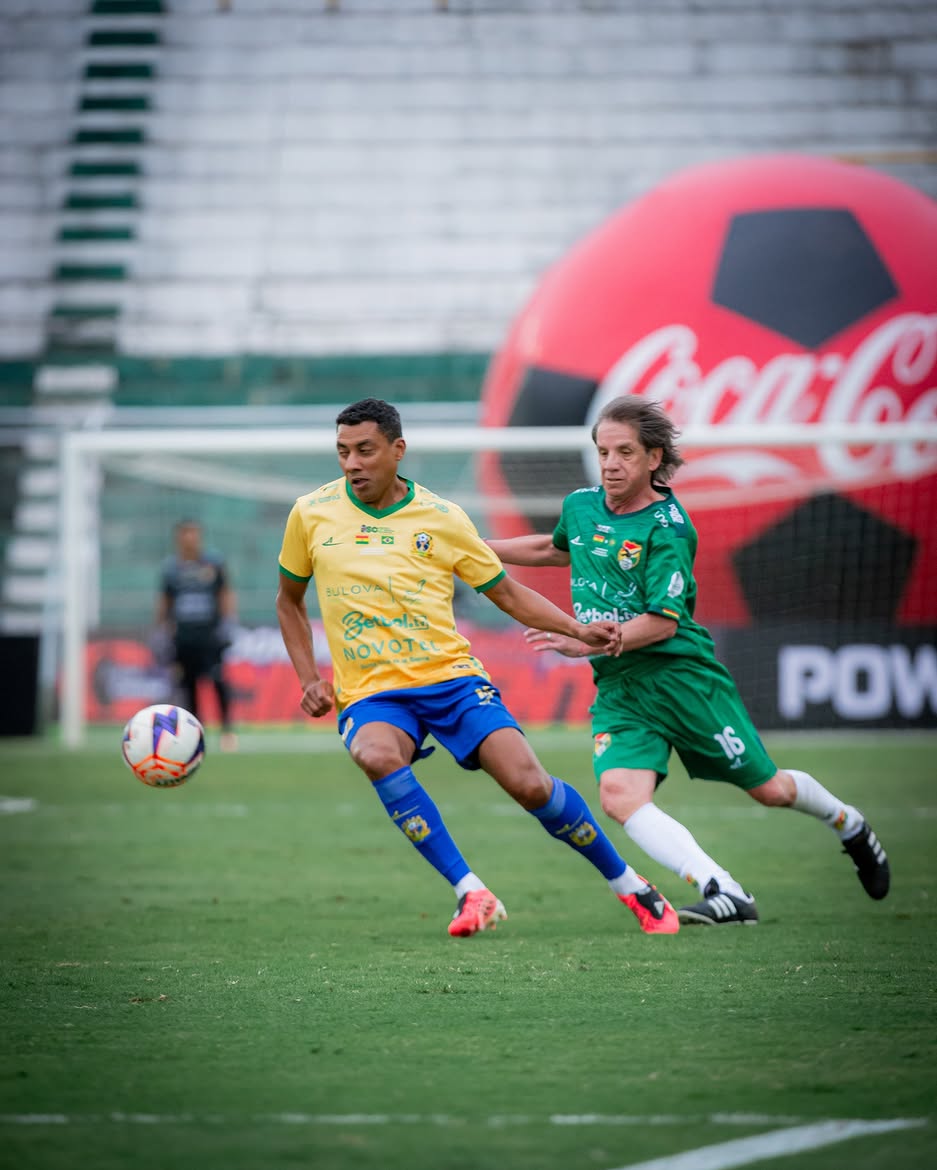 Jogador da MWG em disputa de bola diante da marcação