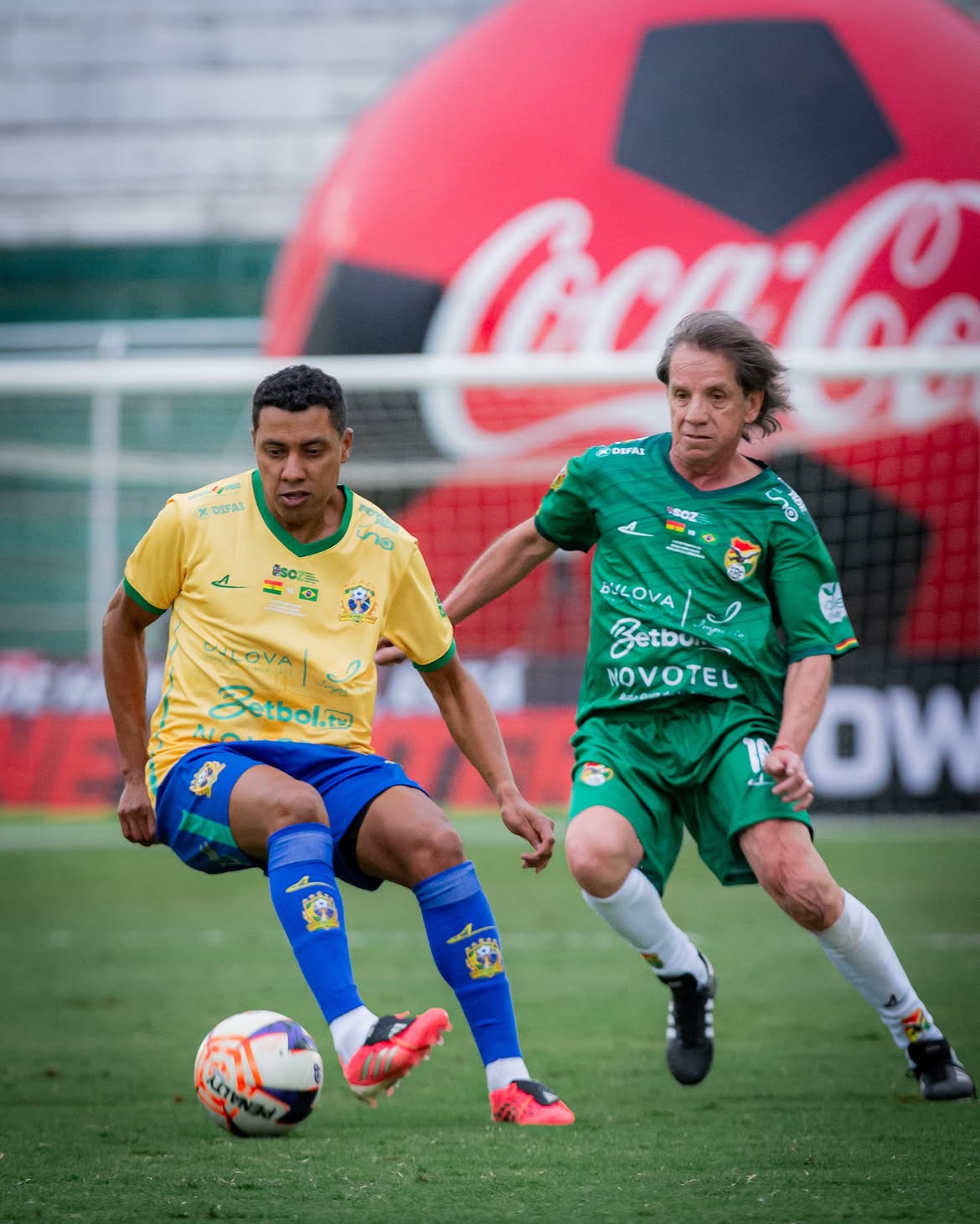 Jogadores observam o lance durante a partida no Tahuichi